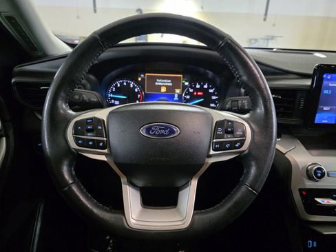 Used 2021 Ford Explorer XLT image 30