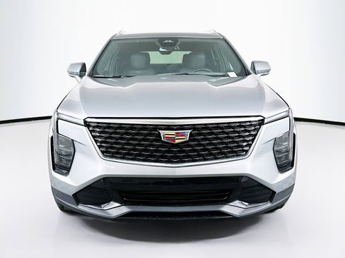 Used 2024 Cadillac XT4 Premium Luxury image 2