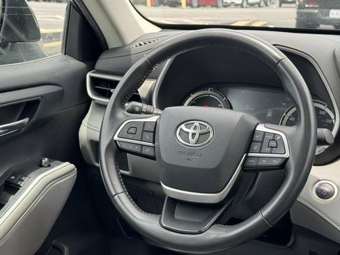 Used 2024 Toyota Highlander XLE AWD/4WD image 13