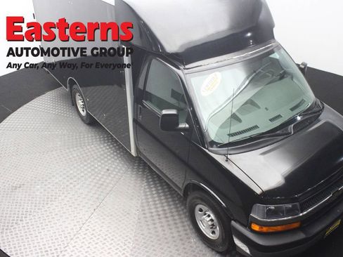 Used 2017 Chevrolet Express 3500 RWD image 3