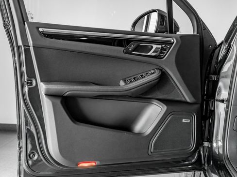 Certified 2026 Porsche Macan AWD/4WD image 12