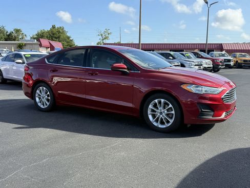 Used 2019 Ford Fusion SE FWD image 2