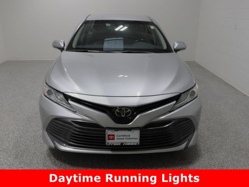 Used 2018 Toyota Camry XLE image 3