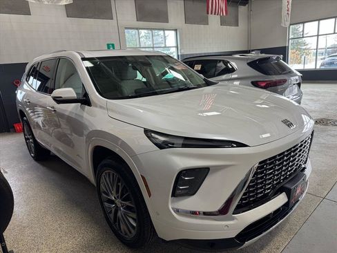 Used 2025 Buick Enclave Avenir w/ Super Cruise Package image 3