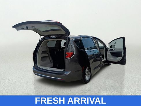 Used 2023 Chrysler Pacifica Touring-L FWD image 15