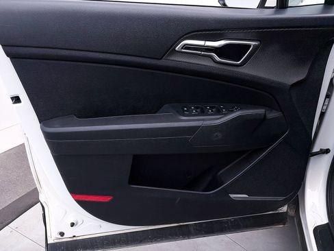 Used 2023 Kia Sportage LX image 11