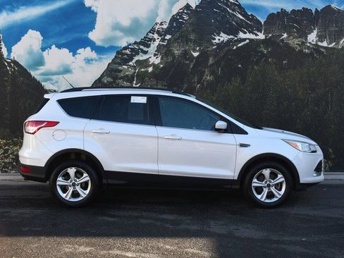 Used 2015 Ford Escape SE image 2