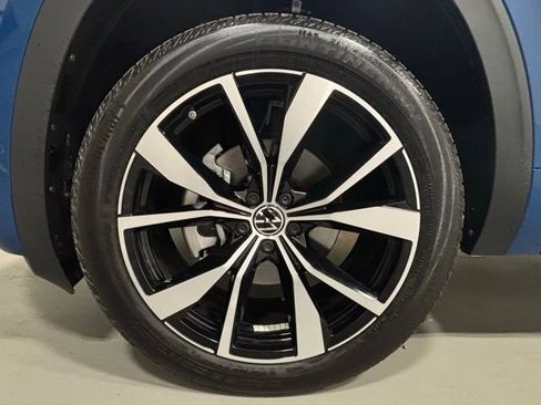 Certified 2025 Volkswagen Atlas Cross Sport SEL Premium R-Line AWD/4WD image 19