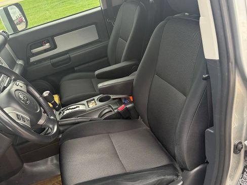 Used 2011 Toyota FJ Cruiser 2WD w/ Upgrade Pkg image 3