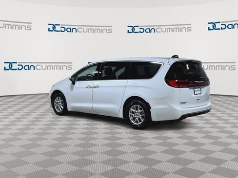 Used 2023 Chrysler Pacifica Touring-L FWD image 6