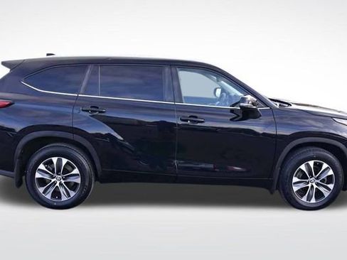 Certified 2023 Toyota Highlander XLE image 5