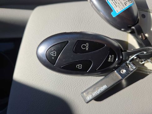 Used 2025 Hyundai Elantra Limited image 36