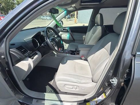 Used 2012 Toyota Highlander Limited w/ Tow Pkg AWD/4WD image 17