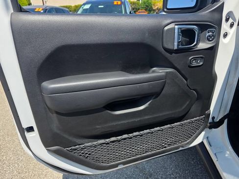 Used 2025 Jeep Wrangler Unlimited Rubicon AWD/4WD image 8