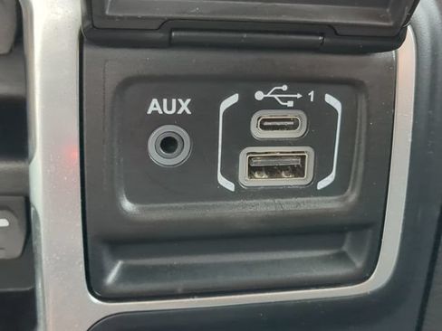 Used 2018 Jeep Wrangler Unlimited Sahara AWD/4WD image 26