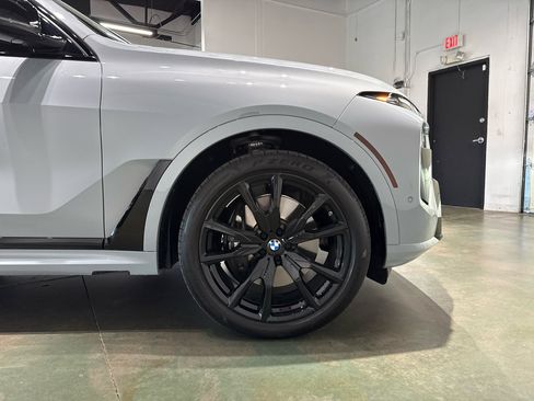 Used 2025 BMW X7 M60i image 11