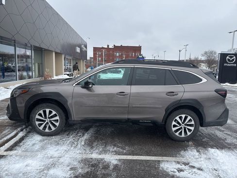 Used 2023 Subaru Outback Premium image 9