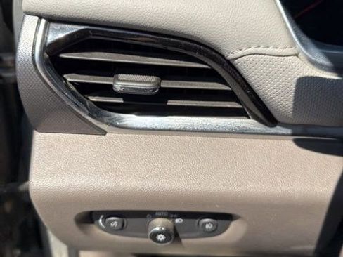 Used 2019 Chevrolet Traverse Premier image 12