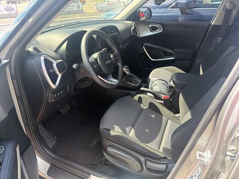 Used 2023 Kia Soul LX w/ LX Technology Package FWD image 2