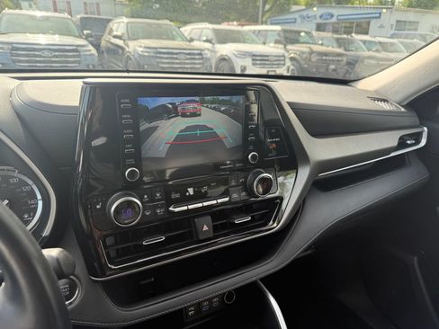 Used 2022 Toyota Highlander XLE AWD/4WD image 34