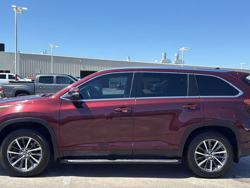 Used 2019 Toyota Highlander XLE FWD image 2