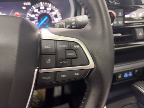 Used 2022 Toyota Highlander XLE AWD/4WD image 17