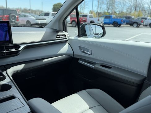 Used 2025 Toyota Sienna XLE image 16