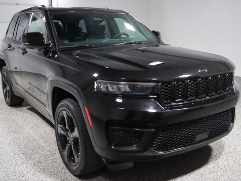 Used 2022 Jeep Grand Cherokee Altitude image 5