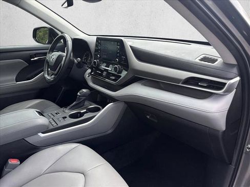Used 2022 Toyota Highlander XLE AWD/4WD image 23