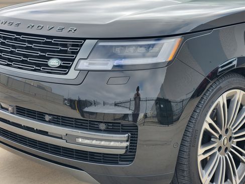 Certified 2025 Land Rover Range Rover SE image 9