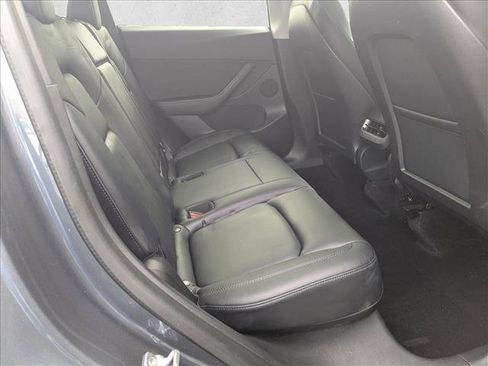 Used 2022 Tesla Model Y Long Range image 16