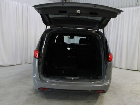 Used 2020 Chrysler Pacifica Touring w/ Advanced Safetytec Group FWD image 32