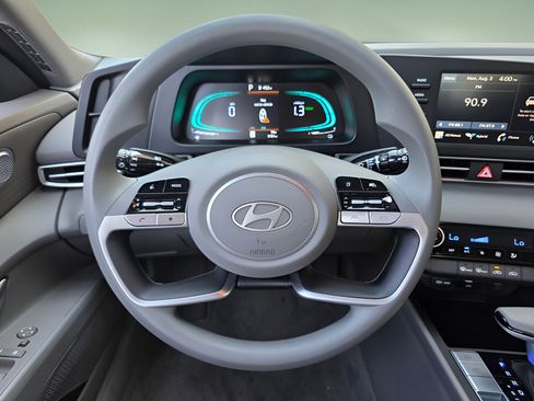 Used 2026 Hyundai Elantra Hybrid FWD image 18