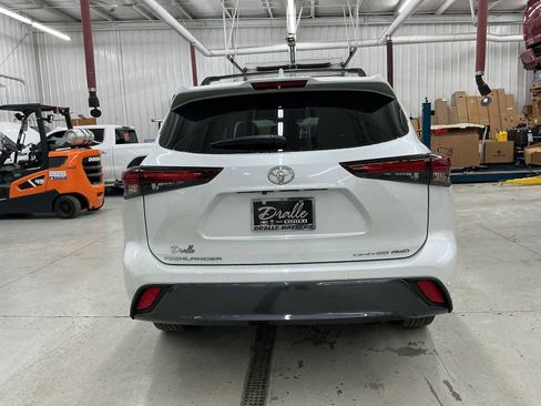 Used 2024 Toyota Highlander Limited image 6