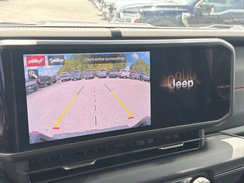 Used 2024 Jeep Gladiator Rubicon w/ Technology Group AWD/4WD image 29
