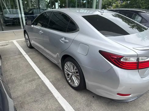 Used 2013 Lexus ES 350 w/ Luxury Pkg FWD image 2