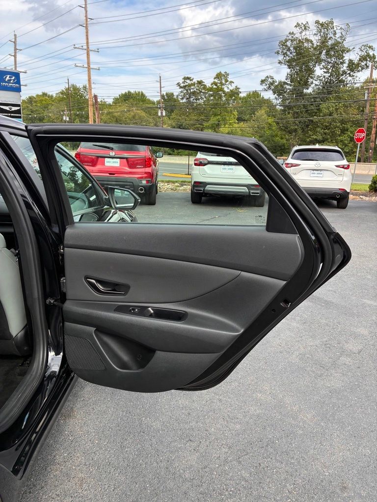 Used 2025 Hyundai Elantra Limited w/ Cargo Package FWD image 23
