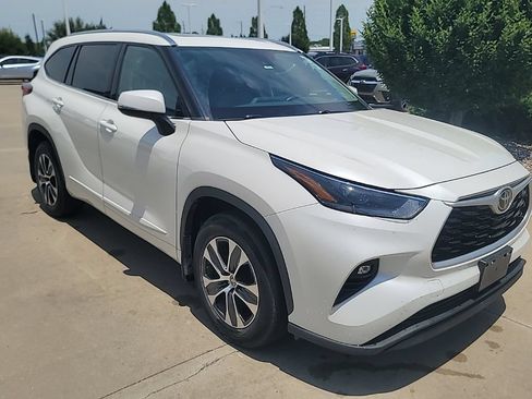 Used 2021 Toyota Highlander XLE FWD image 3