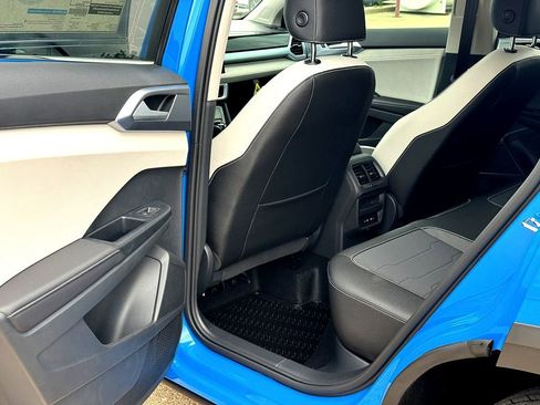 New 2026 Volkswagen Taos SE FWD image 18