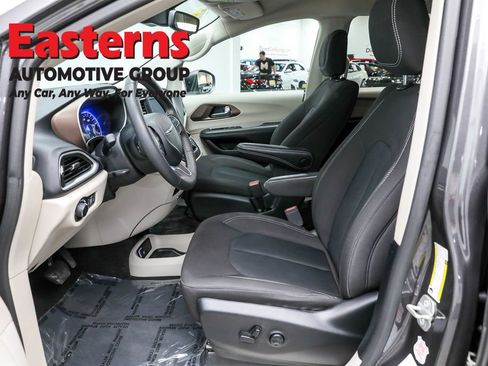 Used 2023 Chrysler Voyager LX image 14