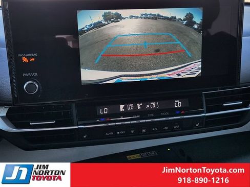 Used 2025 Toyota Sienna XLE AWD/4WD image 18