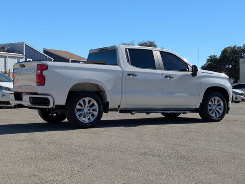 Used 2020 Chevrolet Silverado 1500 Custom w/ Custom Value Package image 4