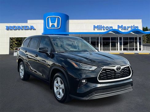 Used 2023 Toyota Highlander L image 1