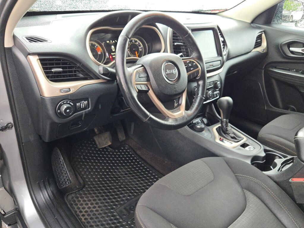 Used 2016 Jeep Cherokee Latitude w/ Cold Weather Group AWD/4WD image 25