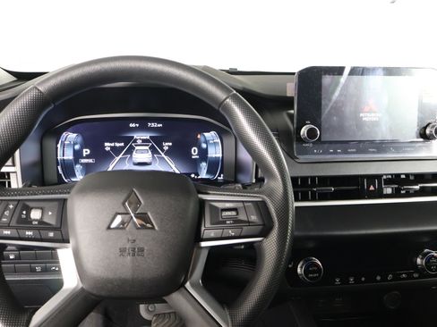 Used 2025 Mitsubishi Outlander ES image 16