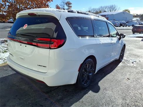 Used 2025 Chrysler Pacifica Limited image 25