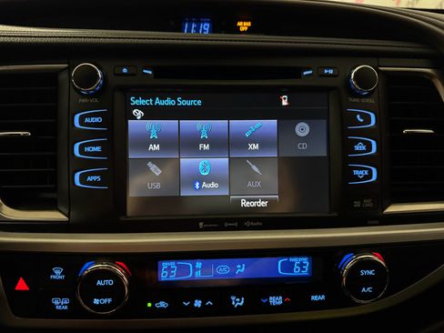 Used 2019 Toyota Highlander XLE image 30