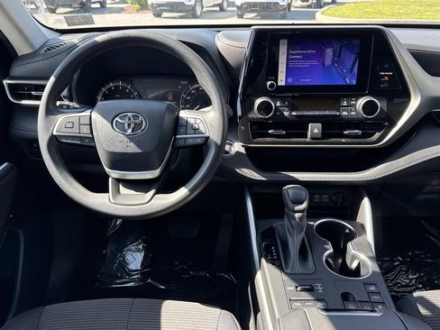 Used 2023 Toyota Highlander L AWD/4WD image 3