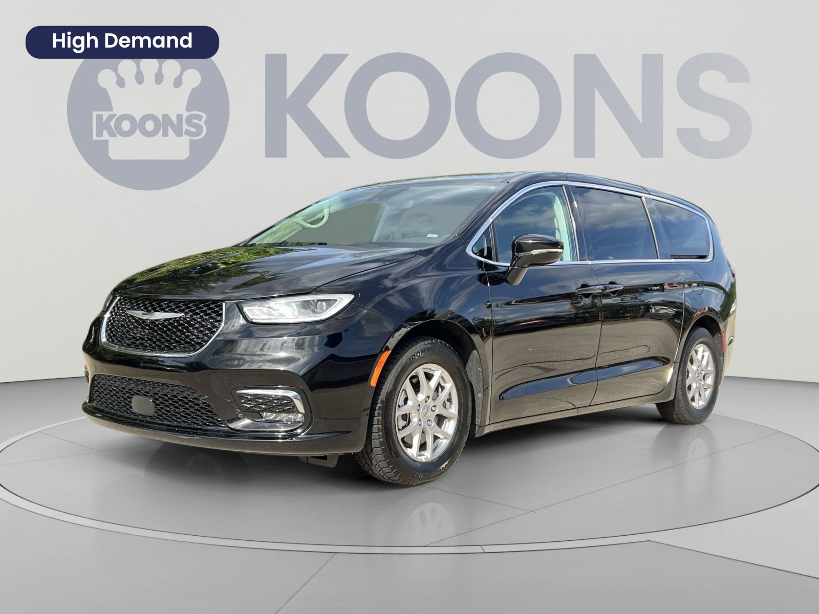 Used 2024 Chrysler Pacifica Touring-L FWD image 1