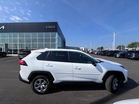Used 2022 Toyota RAV4 LE AWD/4WD image 2